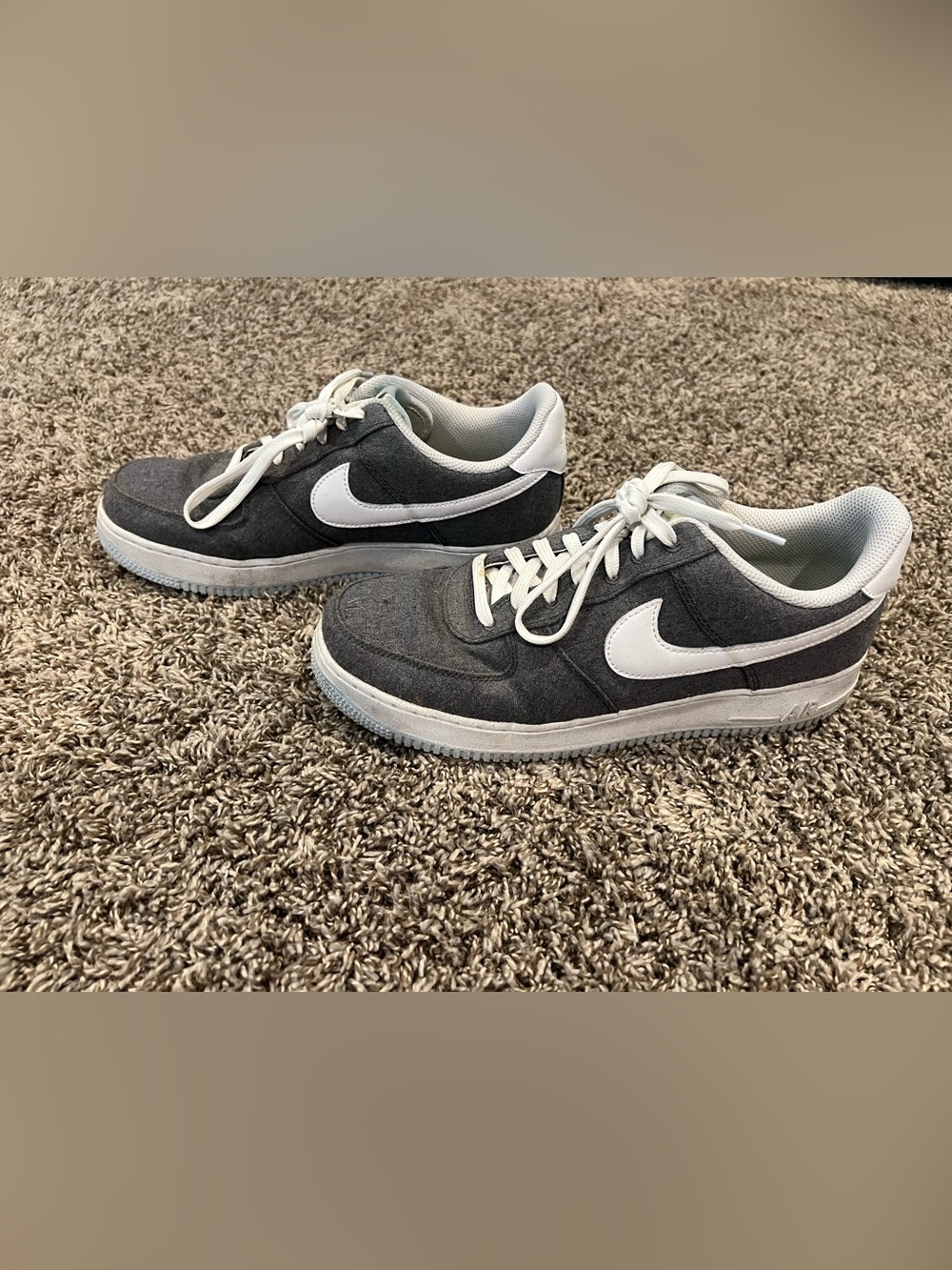 Men’s Nike Air Size 10 Gray Low-Top Sneakers with White Swoosh
